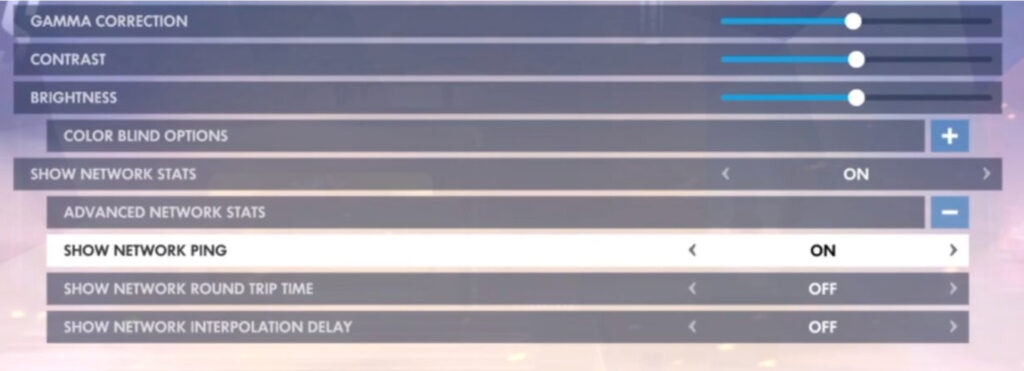 Gamer vérifiant son ping dans Overwatch