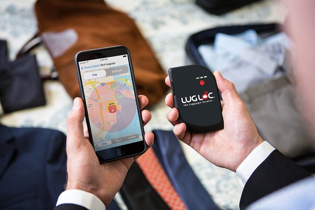GPS Advanced de Trackr.fr Tech fixé sur une valise en voyage