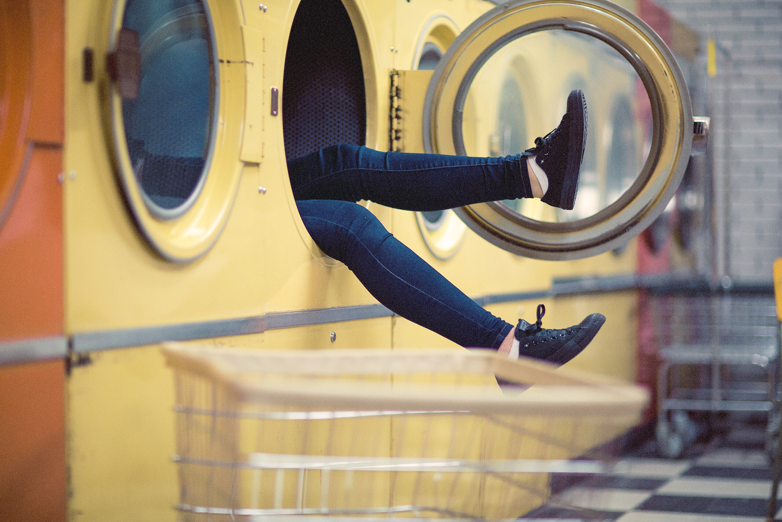 Intérieur de lave-linge dans une laverie