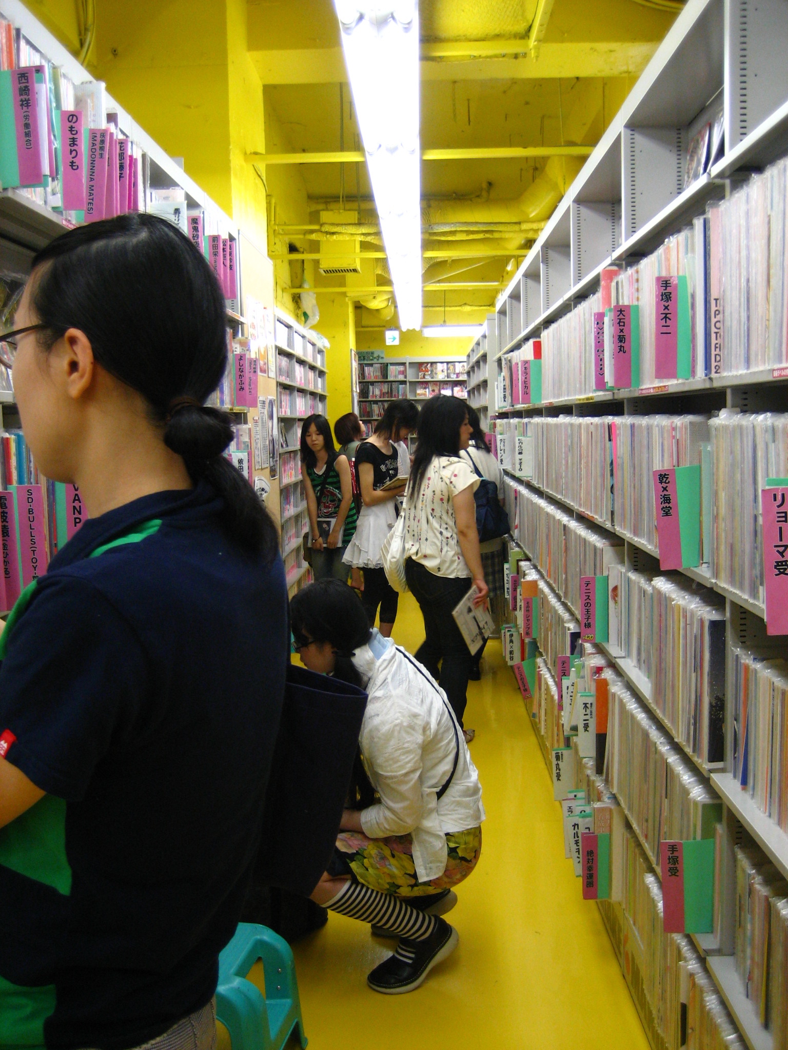 Rayonnages de mangas dans une librairie au Japon
