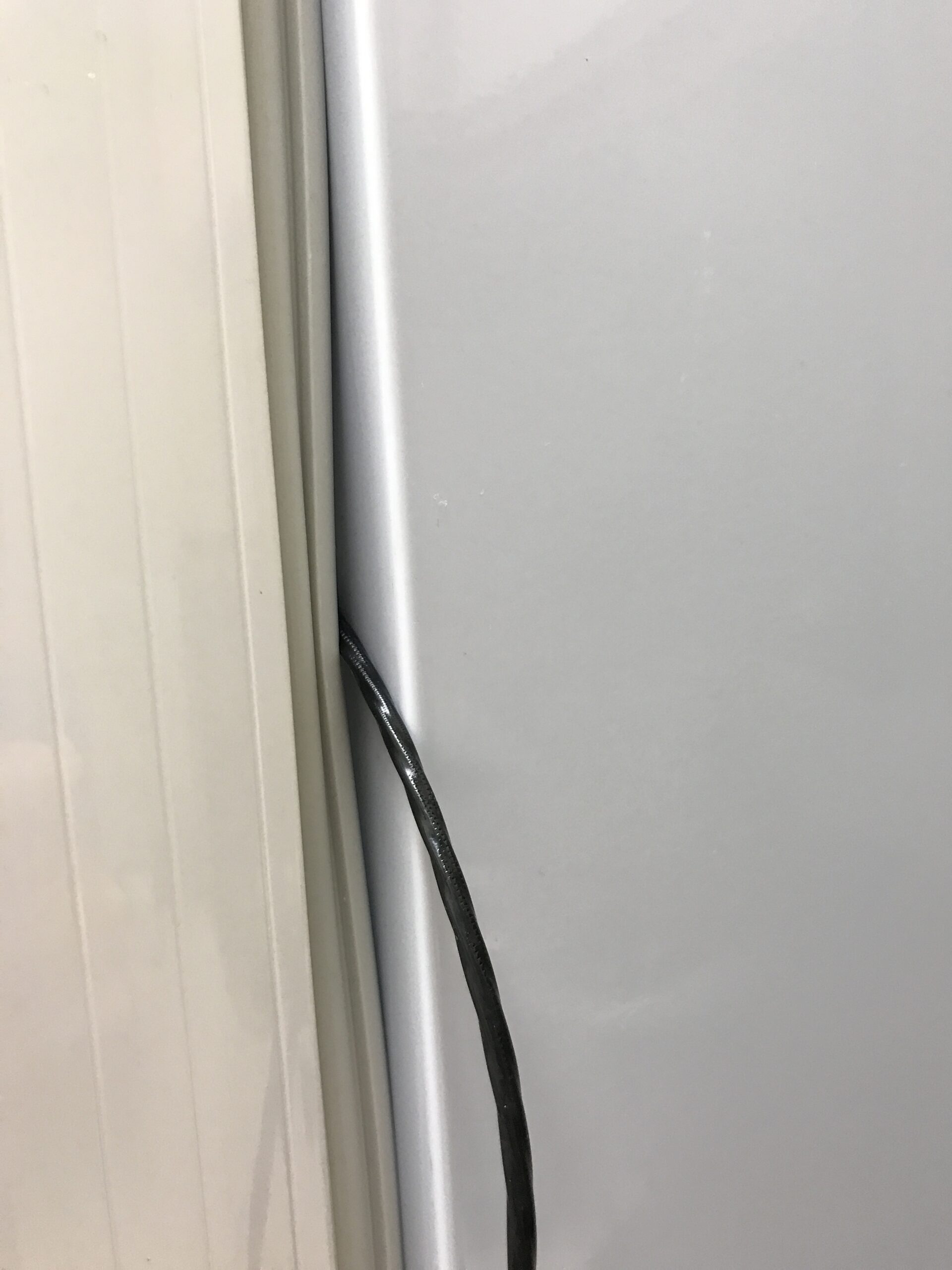 Joint de porte avec câble provoquant un jour