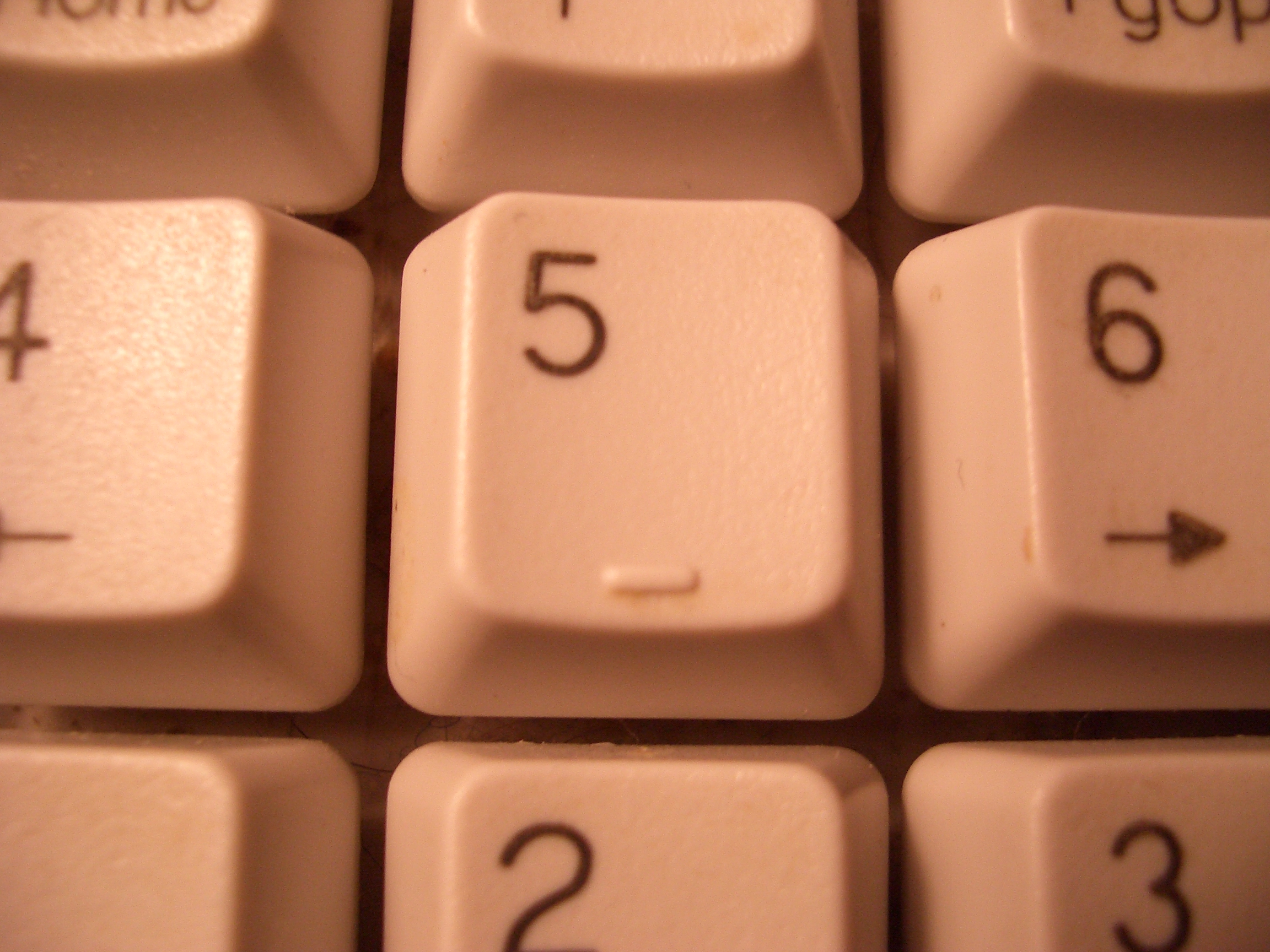 Touche 5 du pavé numérique avec ergot tactile