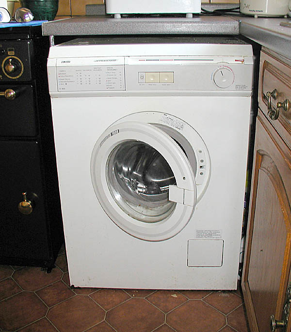 Lave-linge frontal dans une cuisine