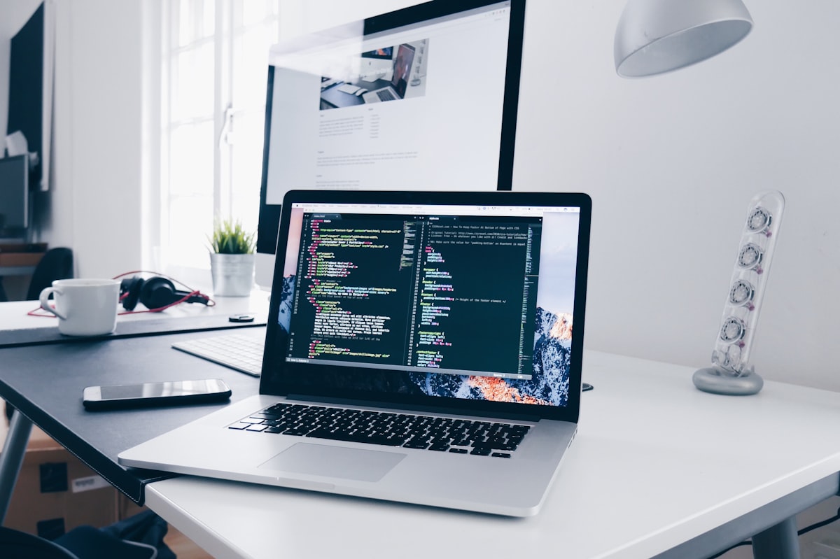 Développeur intégrant des APIs de recherche dans un projet
