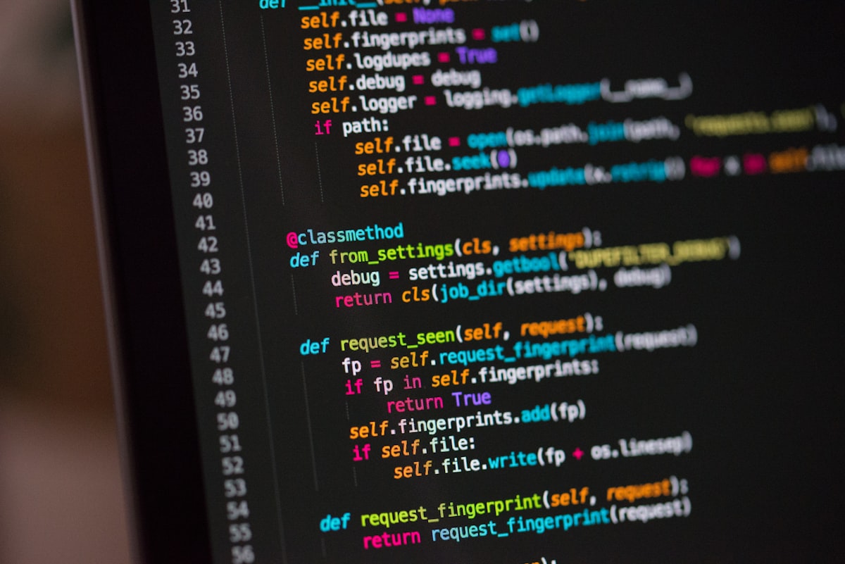 Écran de code et prompt affiché sur un ordinateur portable
