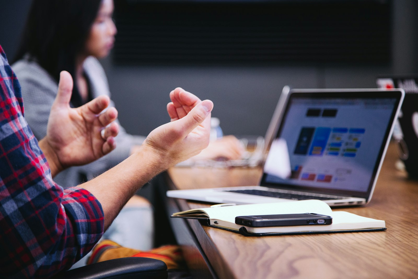 Équipe salariée dans un espace de coworking moderne
